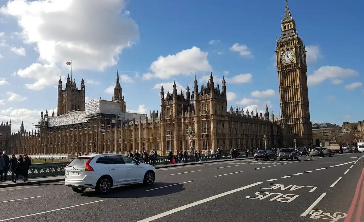 beautiful photo of the Big Ben London from roadside