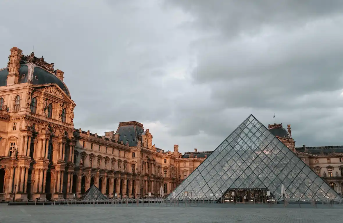 Landscape photo of the Louvre Museum
